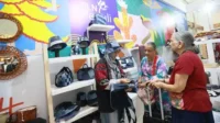 Pengunjung Booth UMKM PLN di Inacraft 2024
