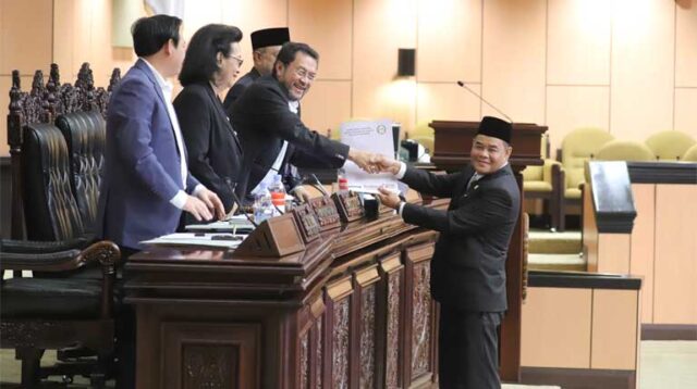 Wakil Ketua II BULD DPD RI, H. Abdul Hamid, serahkan laporan BULD dalam sidang paripurna