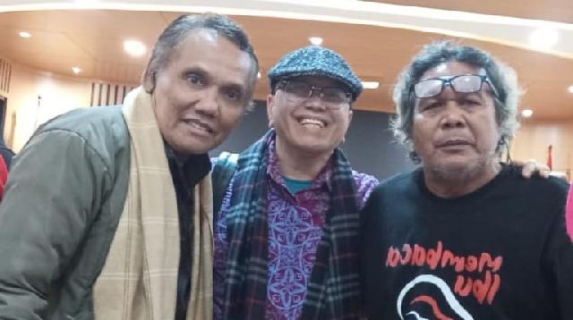 Pulo Lasman Simanjuntak berfoto dengan Penyair dan Sastrawan dari Kuala Lumpur, Malaysia, Dr. Hj. Abang Patdeli Abang Muhi (tengah) dan Octavianus Masheka