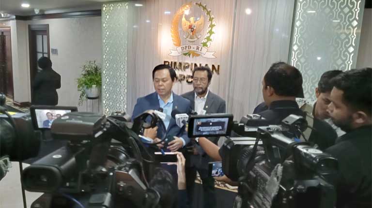 Ketua DPD RI, Sultan B Najamuddin berikan keterangan pers