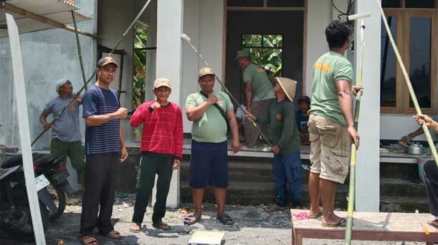 Anggota Linmas Lakukan Pengecatan Musala Al Kamal di Desa Kalipurwo