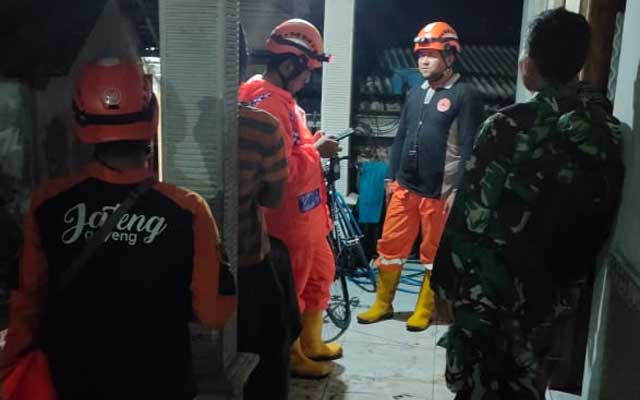 Babinsa Desa Tepusen, Ranto bersama BPBD Kabupaten Temanggung beserta masyarakat sekitar bahu-membahu membersihkan material reruntuhan bangunan