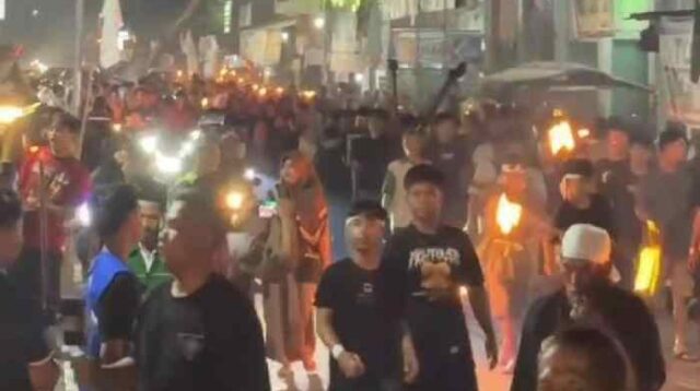 Ratusan Warga Desa Kalipurwo laksanakan Pawai Obor Keliling