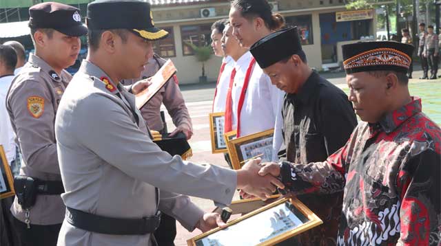 Kapolres Purworejo, AKBP Andry Agustiano, memberikan penghargaan