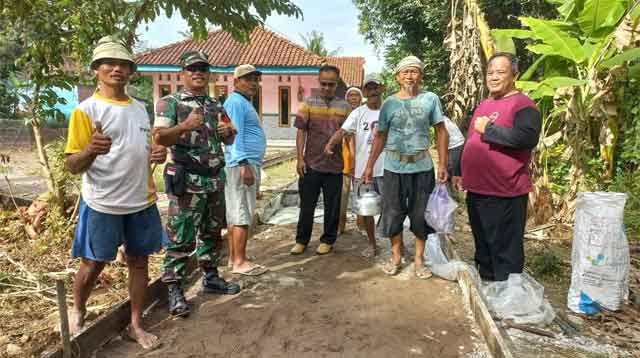 Babinsa-Koramil-19-Kuwarasan-Laksanakan-Karya-Bakti-JUT Babinsa Koramil 19/ Kuwarasan Laksanakan Karya Bakti Jalan Usaha Tani