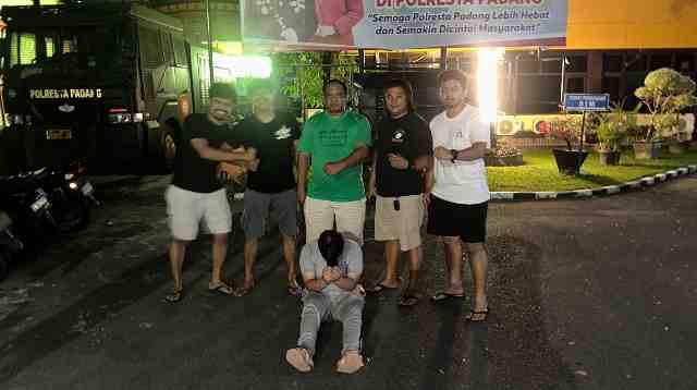 Tim Klewang Polresta Padang ringkus seorang mahasiswa diduga mencuri handphone.