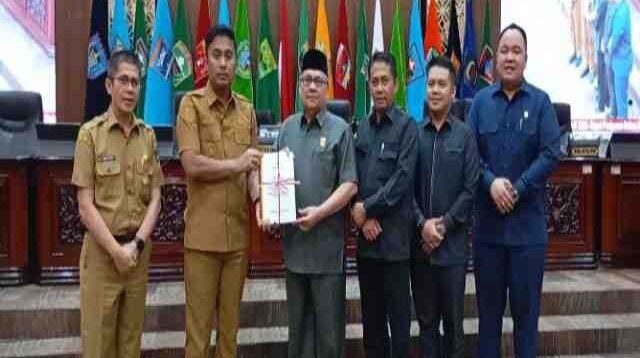 Wagub Sumbar Vasco Ruseimy menyerahkan Nota Pengantar Rancangan LUPA PPAS kepada Ketua DPRD Sumbar, Muhidi (MR)