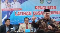 Ketua DPRD Sumbar, Muhidi menjadi narasumber kegiatan pelatihan dasar kepemimpinan bagi peserta Osis SMK
