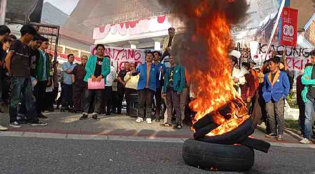 Aktivis mahasiswa dari BEM SB berunjuk rasa ke DPRD Sumbar (MR)