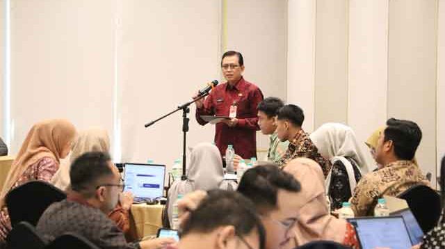 Direktur Jenderal Bina Pembangunan Daerah Kemendagri, Restuardy Daud memberikan sambutan dalam Focus Group Discussion (FGD) Koordinasi dan Sinkronisasi Penguatan Kelembagaan dan Tata Kelola PUG dengan Kementerian/Lembaga Penggerak di Hotel Swiss-Bel Jakarta