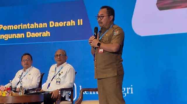 suprayitno Direktur SUPD II Ditjen Bina Pembangunan Daerah Kemendagri, Suprayitno (kanan) dalam Rakornis Ditjen Perhubungan Udara 2025