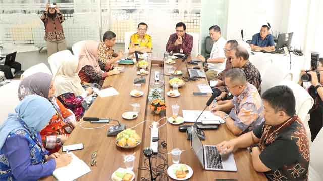 monitoring-pelaksanaan-program-MBG Dirjen Bina Bangda Kemendagri, Restuardy Daud bersama Pemko Bandung melakukan monitoring pelaksanaan program MBG