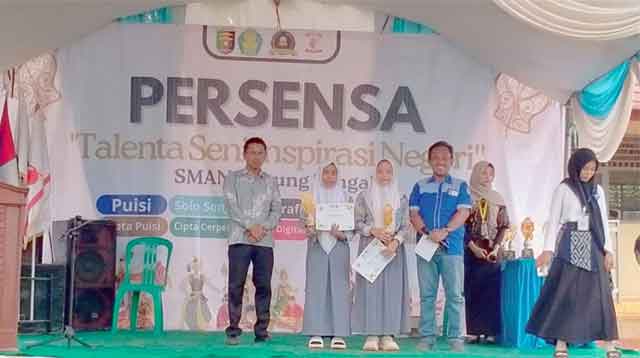 Penyerahan hadiah Lomba Menulis Persensa SMA 1 Abung Tengah