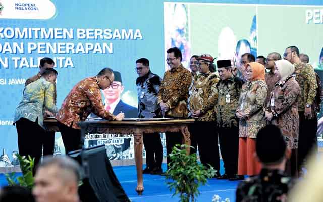 Bupati Purworejo, Yuli Hastuti ikut menandatangani komitmen bersama Pembangunan dan Penerapan Manajemen Talenta ASN dengan Gubernur Jawa Tengah, Ahmad Luthfi dan Kepala BKN RI Zudan Arif Fakhrullah serta Bupati/Walikota se-Jawa Tengah