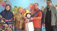 Owner Rumah Budaya HMA, Halimah Munawir bersama Atase Pendidikan dan Kebudayaan Mesir, Abdul Mutaiali
