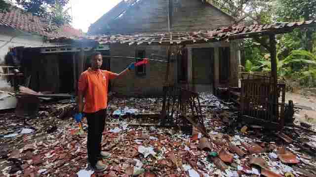 Ledakan mercon merusak rumah milik Rokhiman, warga Desa Tasikmadu RT 001 RW 001, Kecamatan Pituruh, Kabupaten Purworejo, Jawa Tengah