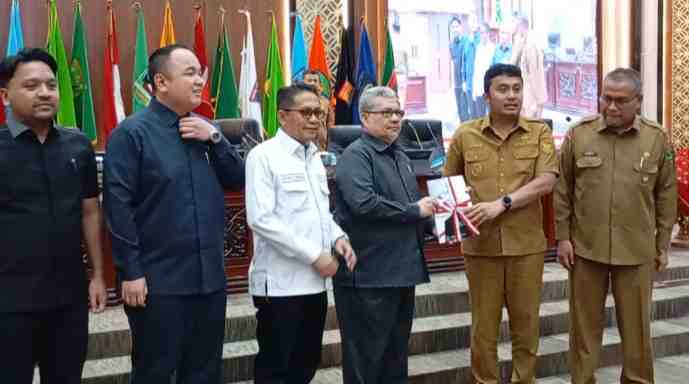 Rapat Paripurna,  DPRD Sumbar Beri Apresiasi kepada Pemerintah Daerah