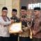 Sekretaris Jenderal (Sekjen) Kementerian Haji dan Umrah (Kemenhan), Teguh Dwi Nugroho menyerahkan Piagam Penghargaan kepada Bupati Pasaman, H Parulian Dalimunthe atas penyelenggaraan ibadah haji 1447 H tahun 2027 di Asrama Embakasi Padang, Jum'at (31/7). (MR)